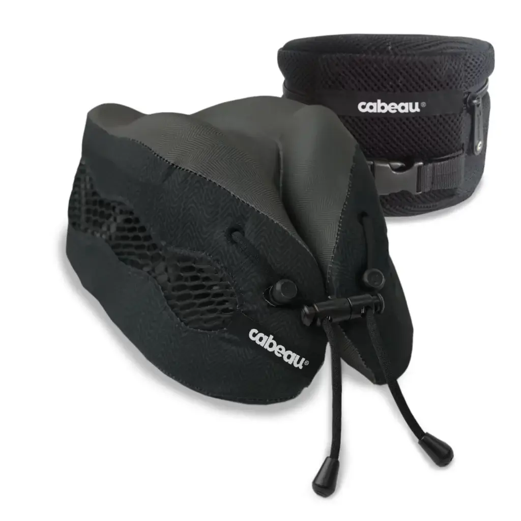 Oreiller cervical Cabeau Evolution Cool noir avec système de ventilation et housse de transport, idéal pour un confort optimal en avion.
