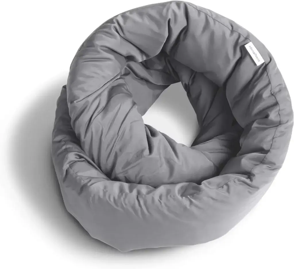 Oreiller de voyage Huzi Infinity Pillow gris, au design innovant en forme de boucle, idéal pour s’adapter à différentes positions de sommeil.