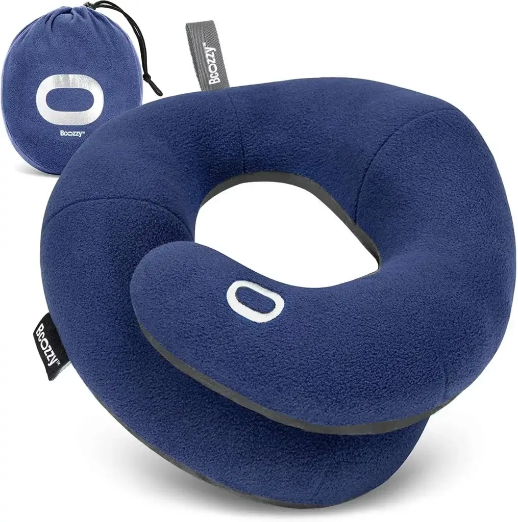 Oreiller cervical BCOZZY bleu avec sac de transport, conçu pour offrir un soutien optimal à 360° en voyage.