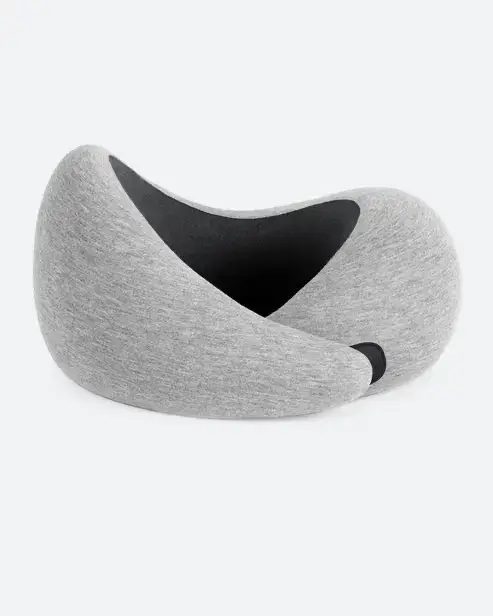 Oreiller ergonomique de voyage Ostrichpillow Go en gris, fabriqué en mousse à mémoire de forme pour un soutien cervical optimal.
