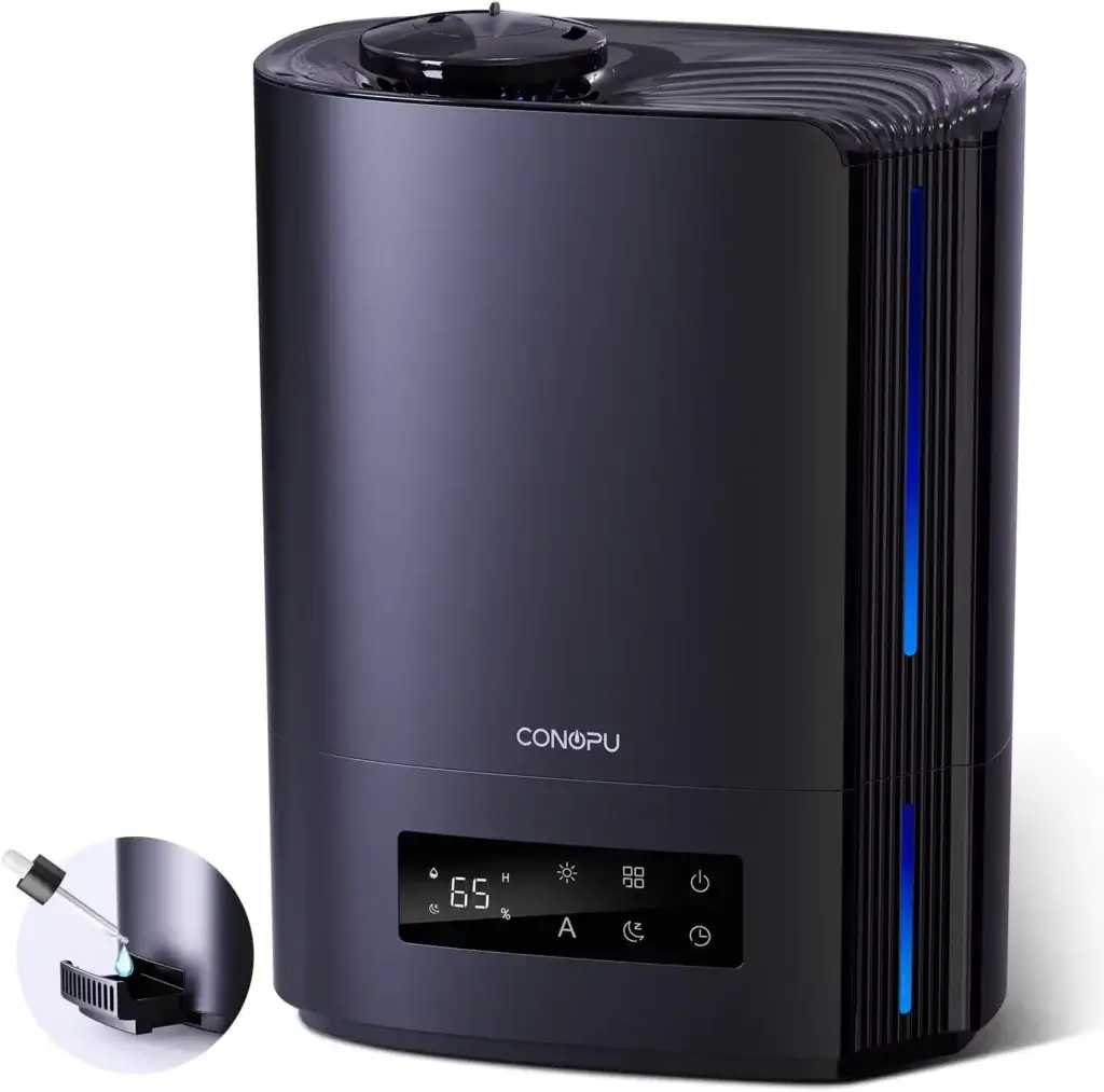Humidificateur CONOPU 6L à ultrasons en fonctionnement sur une table de chevet, avec affichage numérique et mode nuit actif