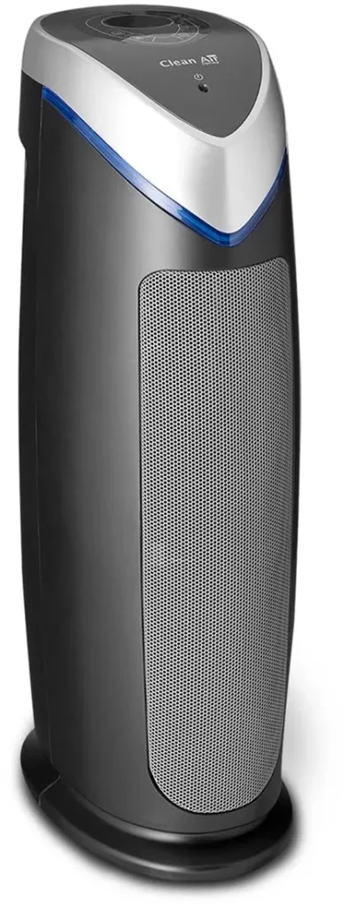 Vue du purificateur d’air Clean Air Optima CA-506 combinant filtre HEPA, UV-C et ioniseur, avec coque noire et liseré bleu
