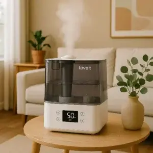 Humidificateur Levoit Classic 300S : l’alliance entre technologie connectée et confort silencieux Huidificateur Levit Classic 300s en action placé sur une talbe dans un salon
