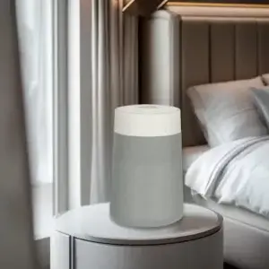 Blueair 511iMax : avis complet et guide d'achat Purificateur Blueair 511iMax posé sur une table de chevet dans une chambre lumineuse avec rideaux blancs
