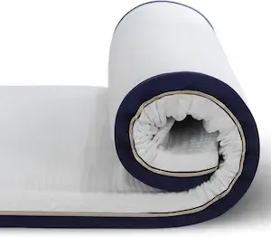 Surmatelas Bedstory roulé avec bordures bleu marine et dorées