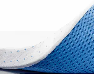 Gros plan sur la mousse bleue à structure aérée du surmatelas Viscosoft Premium