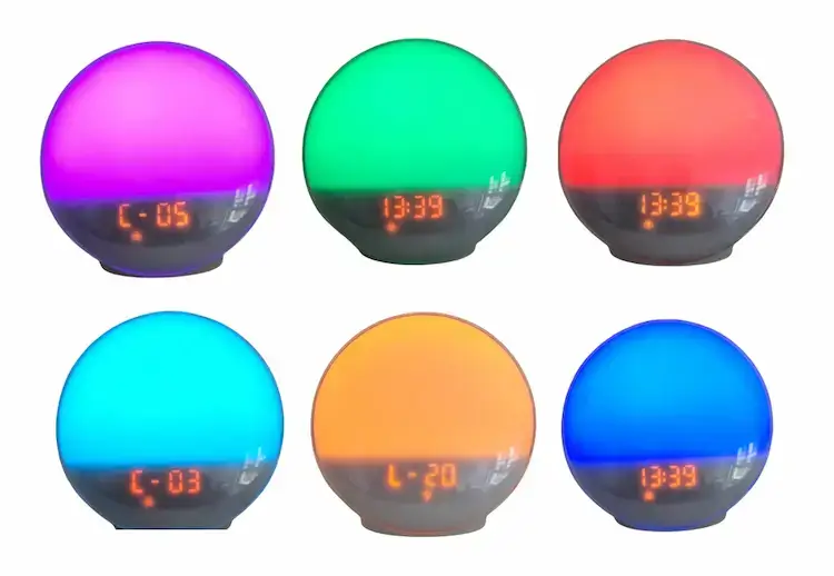 Réveil Artinabs montrant 6 de ses couleurs d'ambiance : violet, vert, rouge, cyan, orange, bleu avec affichage LED pour usage en lampe de chevet