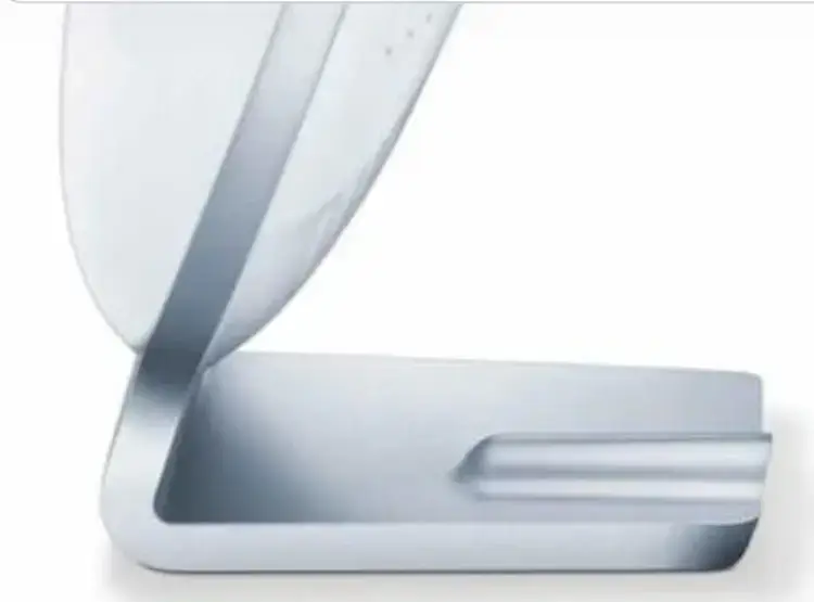 Détail du pied en métal argenté de la lampe de luminothérapie Beurer TL 50 – finition premium et base antidérapante.