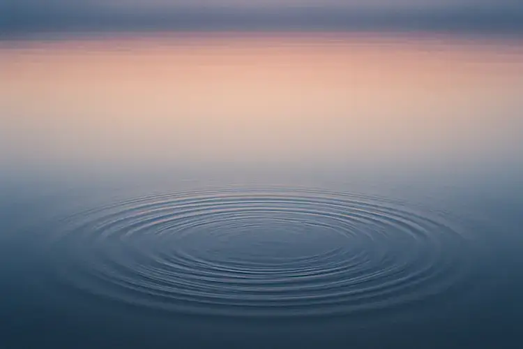 Métaphore eau calme ondulations stabilité lumière naturelle scintillement LED