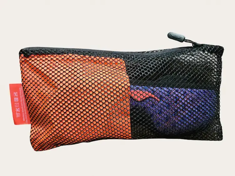 Manta Sleep PRO rangé dans sa pochette filet respirante