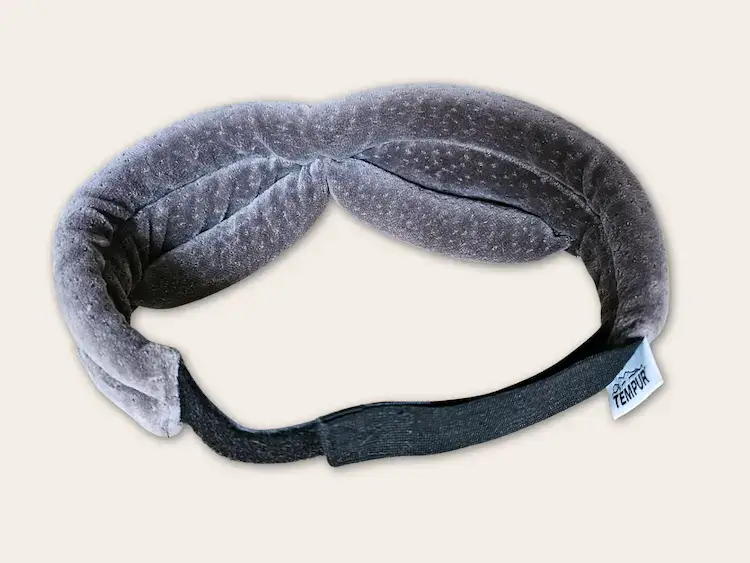 Arrière du masque Tempur avec élastique noir et bande velcro ajustable, étiquette de marque visible