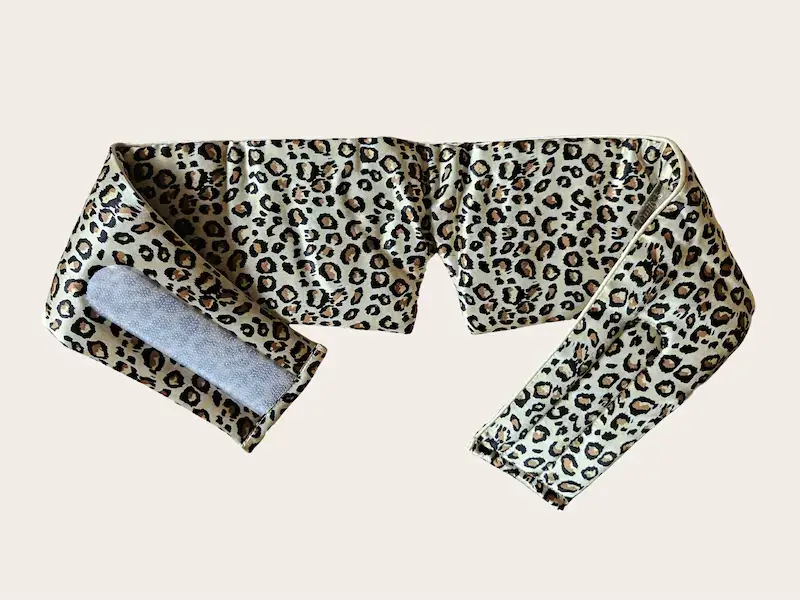 Bandeau en soie de mûrier Emily’s Pillow motif léopard, entièrement déplié.