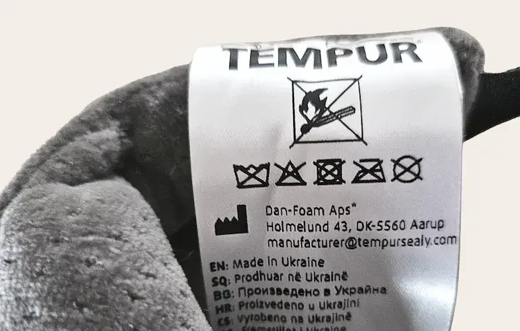 Gros plan étiquette masque Tempur indiquant fabrication Ukraine avec symboles entretien 