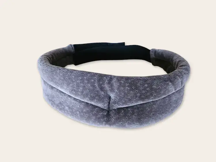 Masque de sommeil Tempur formé en bandeau circulaire montrant épaisseur 2,5 cm et rembourrage viscoélastique 