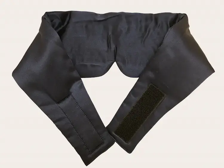 masque de sommeil Olesilk ouvert en forme de U, montrant les deux bandes du bandeau et la zone velcro sur tissu noir en soie
