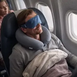Masque pour dormir en avion : guide complet pour vraiment se reposer en vol Masque de sommeil pour voyager en avion porté par un passager afin de bloquer la lumière et mieux dormir en cabine.