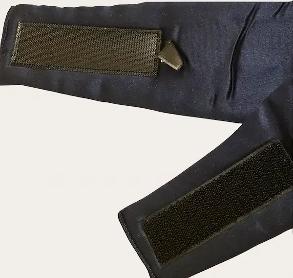 Gros plan sur les bandes velcro du masque de sommeil Olesilk, montrant le système de fermeture réglable.