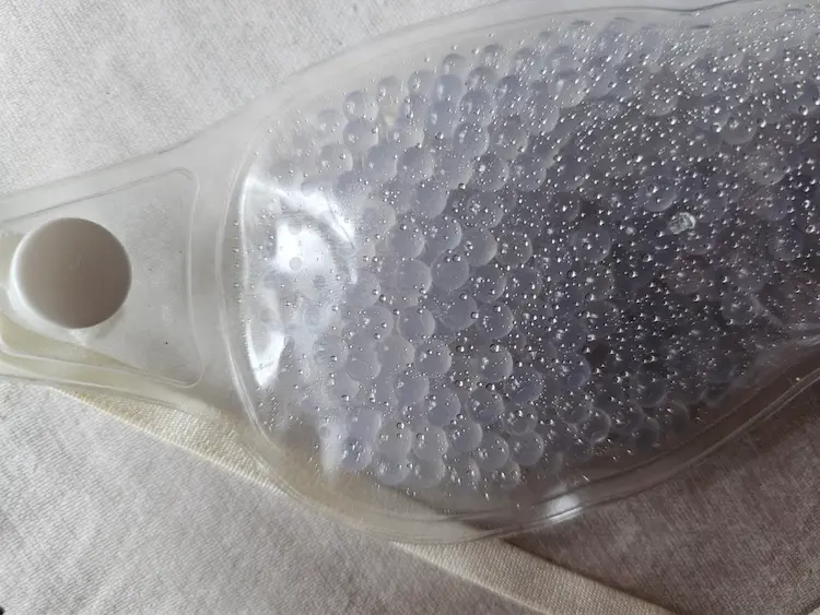 Masque yeux relaxant en gel froid avec perles réfrigérantes, utilisé pour décongestionner les yeux et soulager la fatigue visuelle