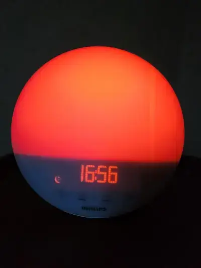 Réveil lumineux Philips HF3531/01 avec veilleuse nuit activée, lumière rouge douce et affichage de l’heure