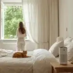 Purificateur d'air et allergies : dans quels cas cela peut aider… et dans quels cas non purificateur d’air dans une chambre avec un chat pour limiter les allergènes en suspension