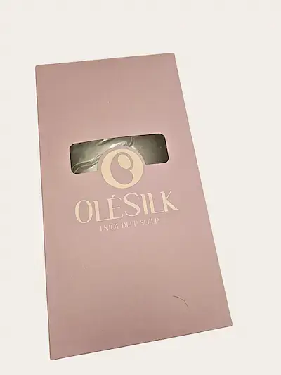boîte rose du masque Olesilk avec fenêtre transparente montrant le produit à l’intérieur
