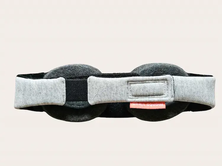 Vue arrière du Manta Sleep Mask montrant les coques 3D grises, la bande élastique grise avec velcro et le logo coral manta sleep