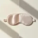 Masque en soie ou coton : comparatif des matières et impact sur le confort de la peau Comparatif visuel entre un masque en soie brillant et un masque en coton mat, montrant la différence de texture entre les deux matières.