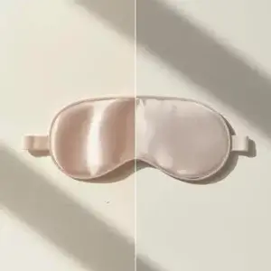 Masque en soie ou coton : comparatif des matières et impact sur le confort de la peau Comparatif visuel entre un masque en soie brillant et un masque en coton mat, montrant la différence de texture entre les deux matières.