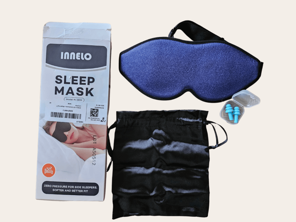 Test du masque de sommeil 3D Innelo modèle IB01 bleu avec packaging, pochette de rangement en satin noir et bouchons d'oreilles inclus