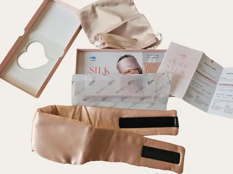 Photo réelle du masque de sommeil LitBear en soie, avec le contenu complet de la boîte : masque, notices et emballage.