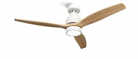 Ventilateur de plafond Mellerware Brizy blanc avec 3 pales en bambou clair et plafonnier LED intégré, fond blanc