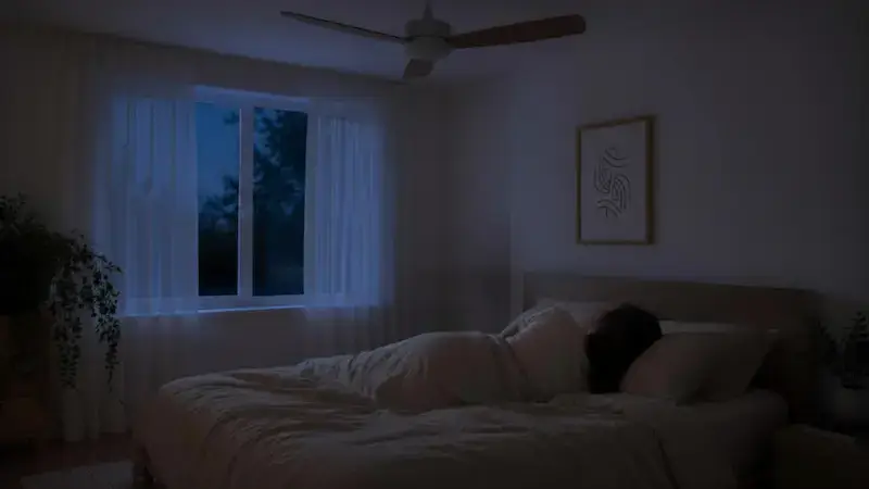 Chambre apaisante avec ventilateur créant un léger bruit de fond pour dormir
