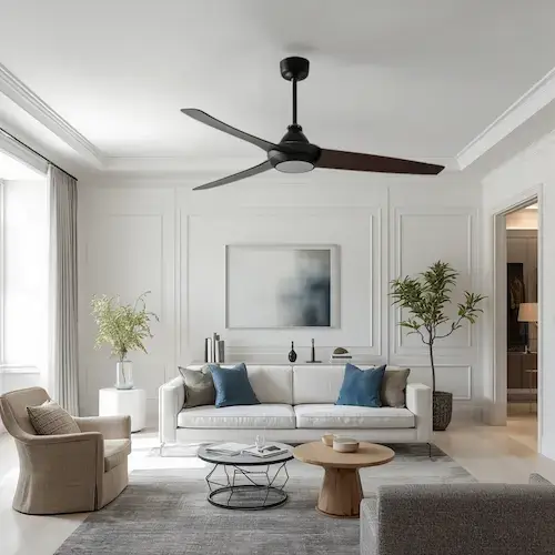 Ventilateur de plafond moderne dans un salon élégant avec décoration épurée