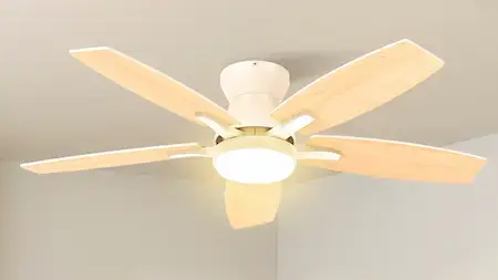 Ventilateur de plafond Airwit crème avec 5 pales en bois clair installé au plafond, lumière LED allumée