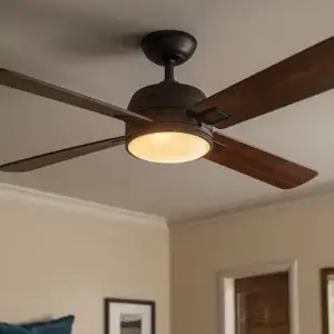 Ventilateur plafond avec luminaire : bonne ou mauvaise idée dans une chambre ? Ventilateur plafond avec luminaire intégré allumé dans une chambre avec éclairage doux