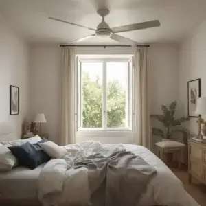 Ventilateur de plafond : avantages, inconvénients et points à vérifier avant d'installer Ventilateur de plafond moderne installé dans une chambre lumineuse pour améliorer le confort d'été