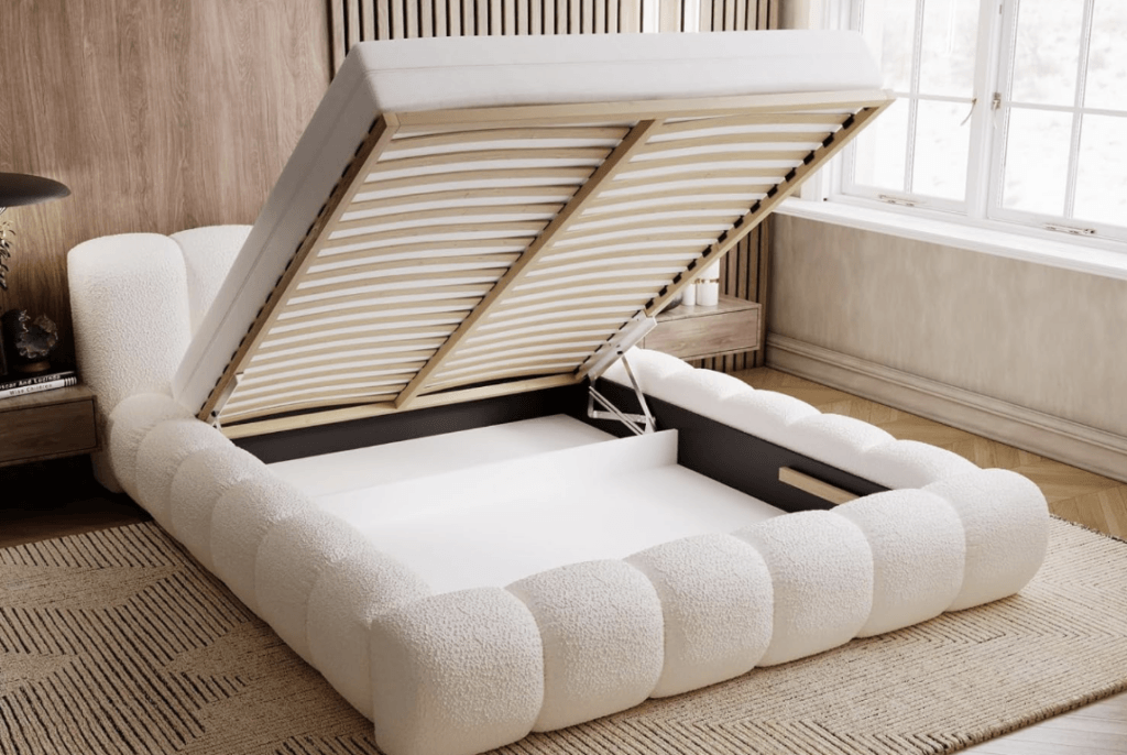 Lit coffre Emporius beige ouvert avec sommier relevable et espace de rangement