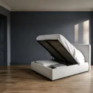 Meilleur lit coffre : comparatif des 10 modèles qui rangent vraiment Lit coffre en bouclette écru au sommier relevé, coffre de rangement ouvert avec couette et valise, chambre au mur bleu nuit