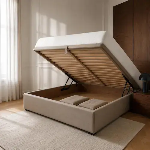 Sommier coffre tapissé beige ouvert, plateau à lattes relevé par deux vérins, coffre de rangement visible